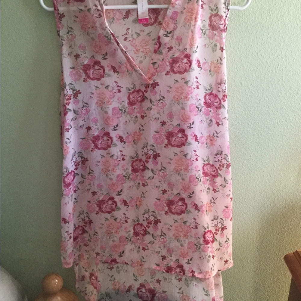 Sleeveless floral juniors blouse
